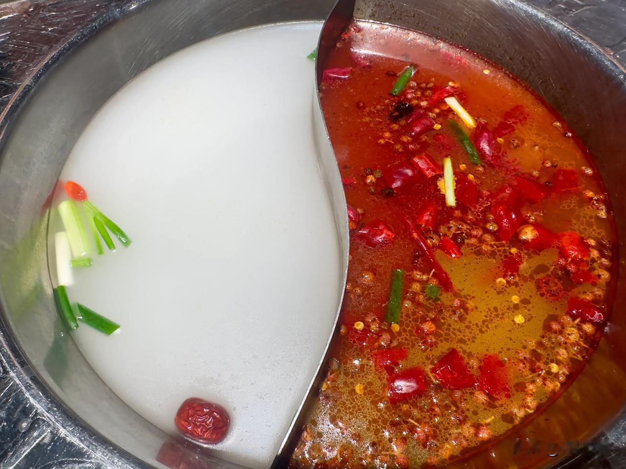 好几年吃火锅没点鸳鸯锅了，清汤和麻辣，大家怎么选择？[抠鼻]