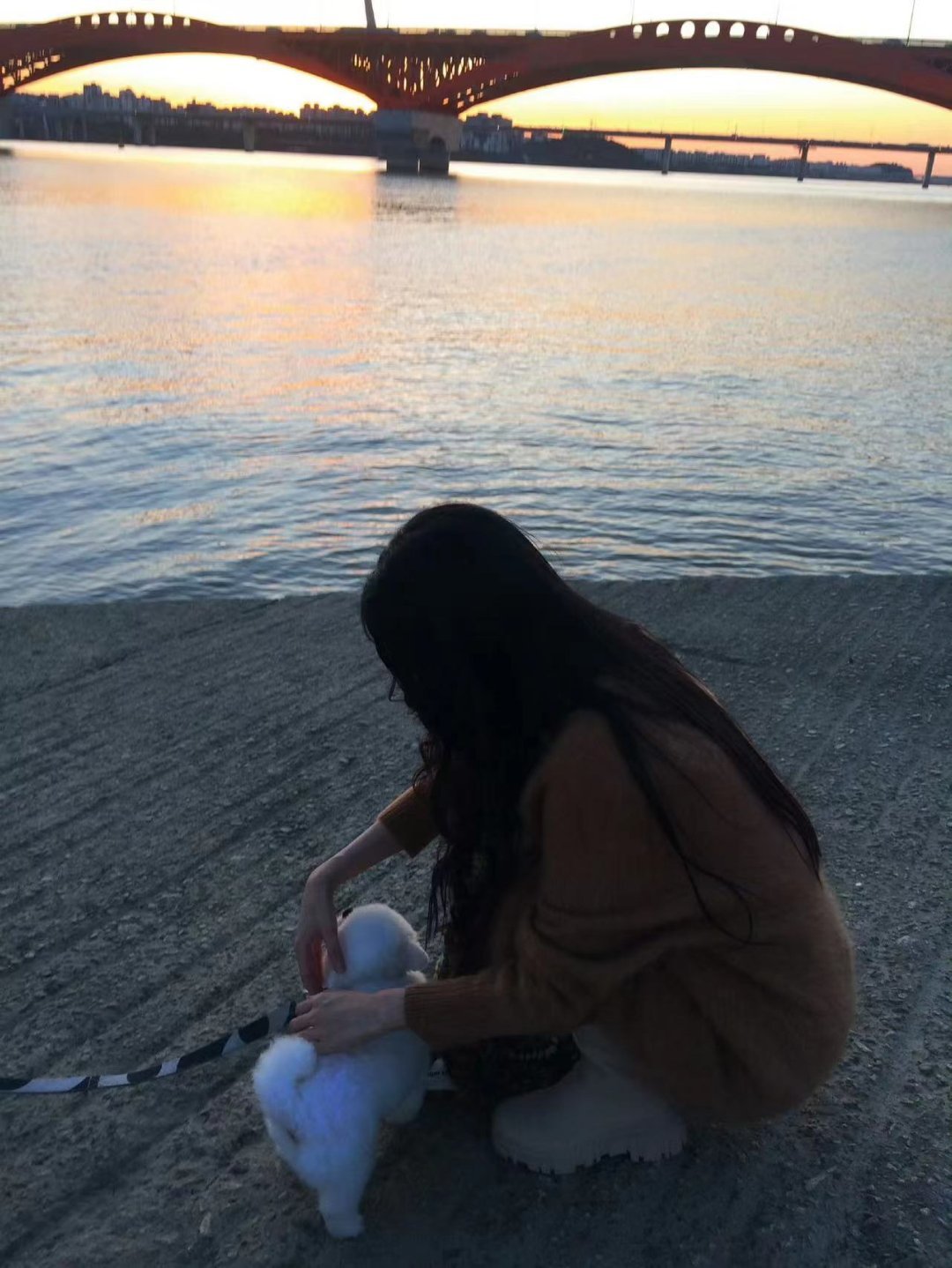 #孟子义秋天明信片##孟子义落日托脸照#  孟子义寄来一张秋天明信片！落日托脸照