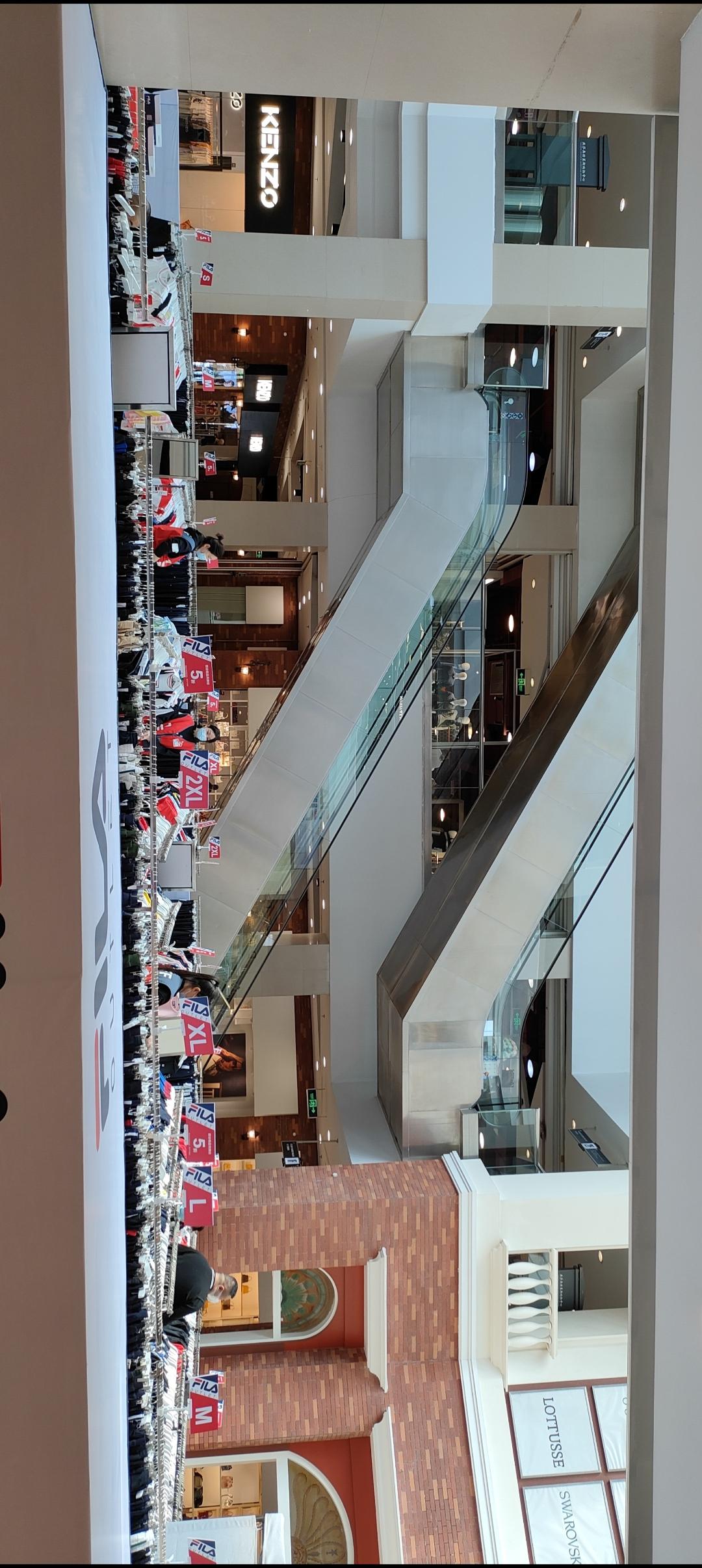 🏢 探索现代购物中心的独特魅力，感受时尚与科技的完美融合！🛍️💡