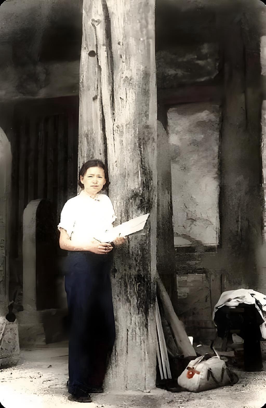 这是一张老照片，定格了林徽因在雨花宫大殿考察时的身影。她身着简约的白衬衫与黑长裤