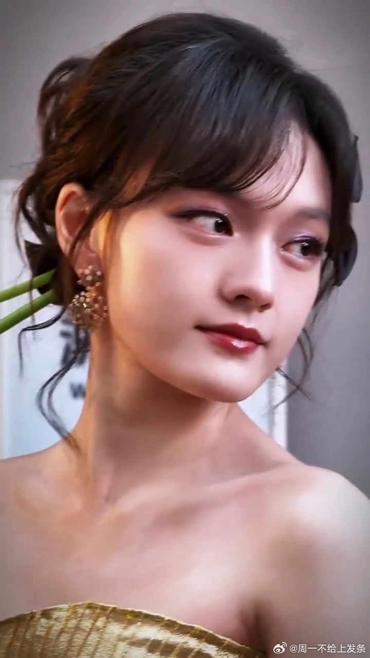 文淇[超话] 文淇的美是藏在眼神里的故事感，清冷又倔强，少年气与少女感揉得恰到好