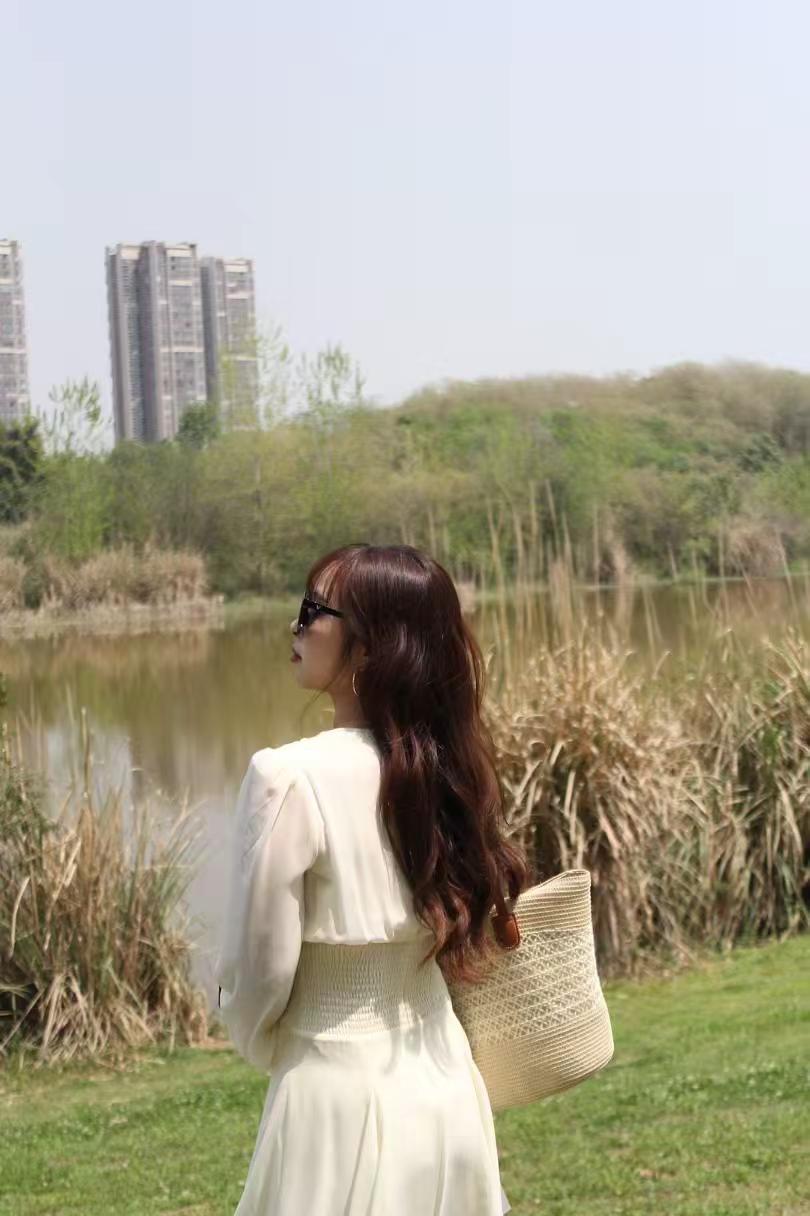 上了年纪的女人就是爱听点老情歌。