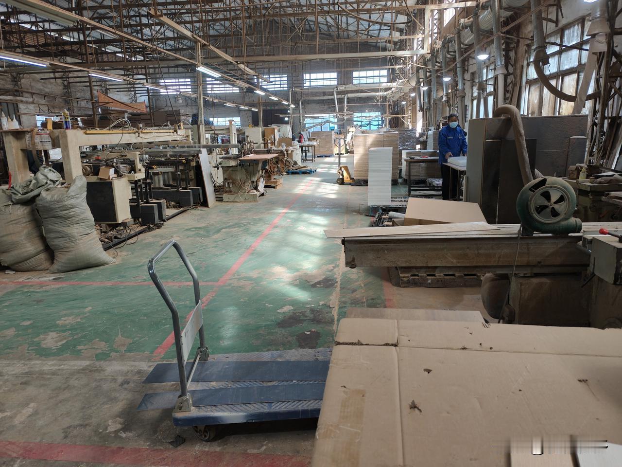 元月7日，中午11点，东莞气温12℃，冷风吹进车间，员工感到冷关窗关门。当阳光照