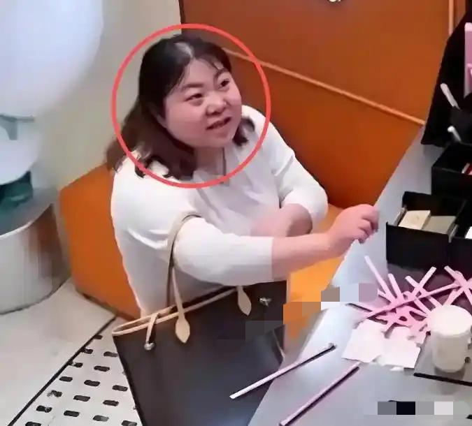 小仙女大闹奶茶店！
[捂脸]
女子大闹奶茶店，
只因一根小吸管。
恶语相向砸店员