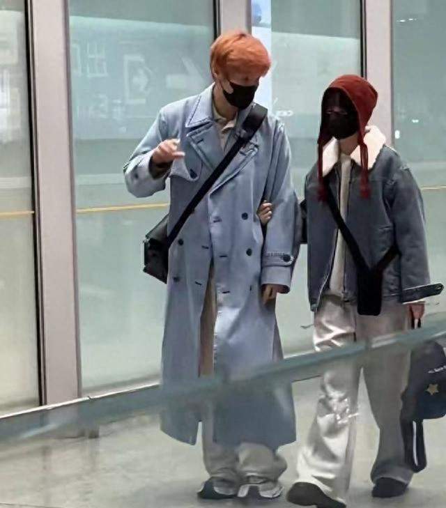 甜度超标！李荣浩机场全程护妻，结婚多年仍似热恋