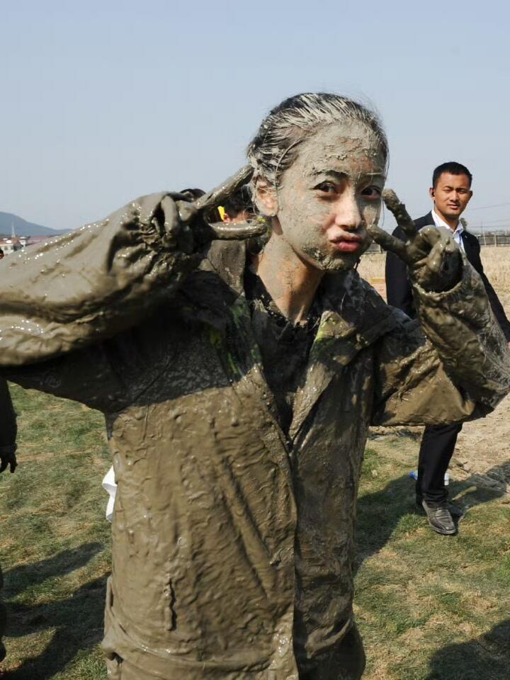 奔跑吧 满脸泥巴也要卖萌的Angelababy 