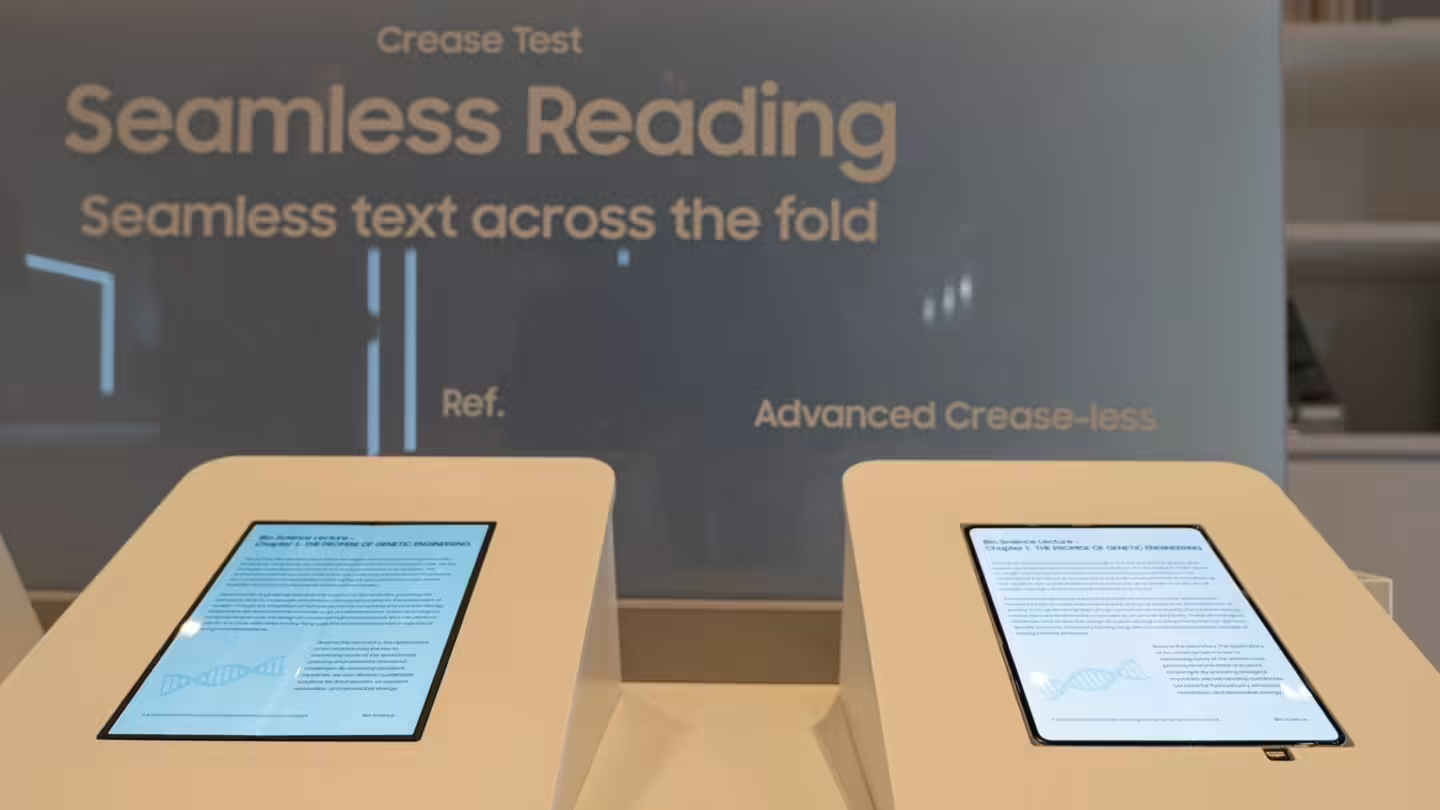 三星在CES2026上公开展示一款无折痕折叠屏OLED面板，这款面板视觉上几乎无