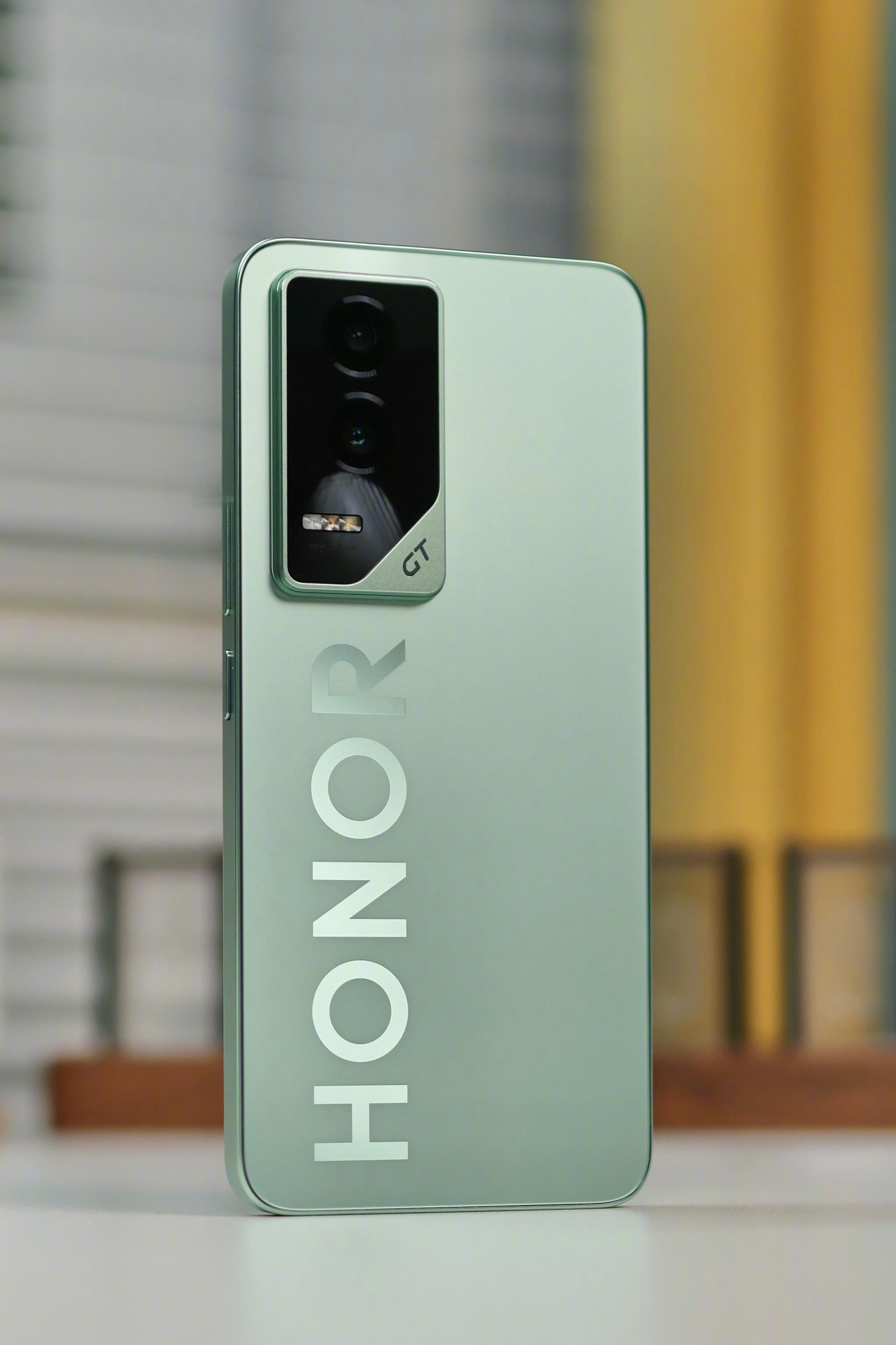 荣耀GT，GT系列回归之后的第一台手机，无论设计、配色还有显眼的LOGO都非常具