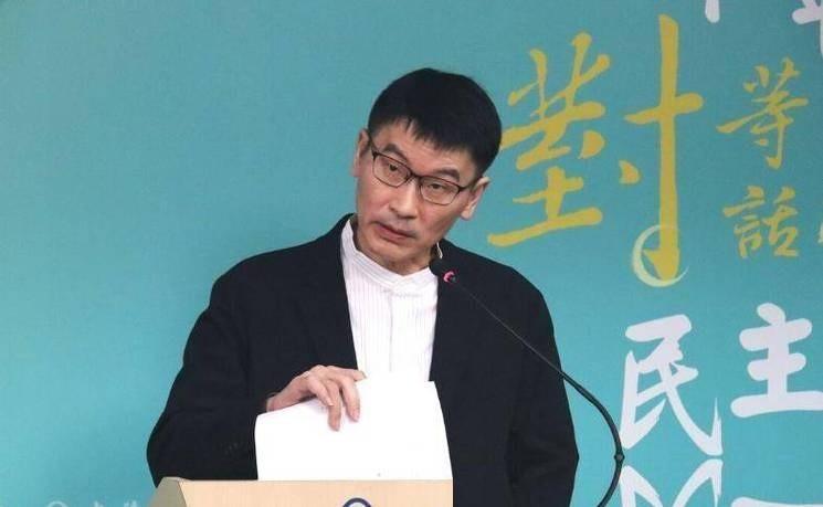 真是一出让人啼笑皆非的戏码！台湾陆委会的副主委、大名鼎鼎的发言人梁文杰，竟然专门