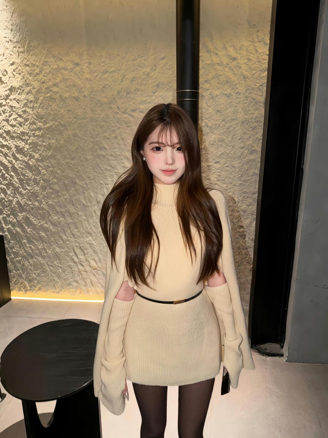 这套是温柔松弛轻熟风，核心是奶黄斗篷针织套装：斗篷设计自带松弛温柔感，短款版型显