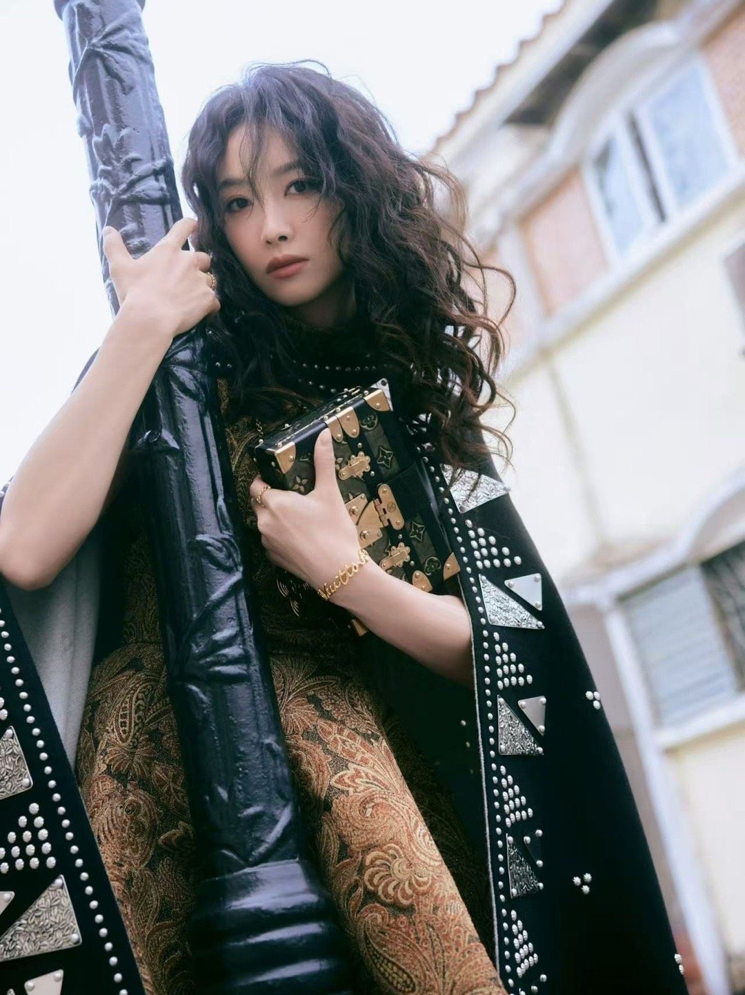 宋茜以金色刺绣短裙搭配铆钉斗篷造型亮相2026早春复刻大秀，湿发背头造型彰显摩登