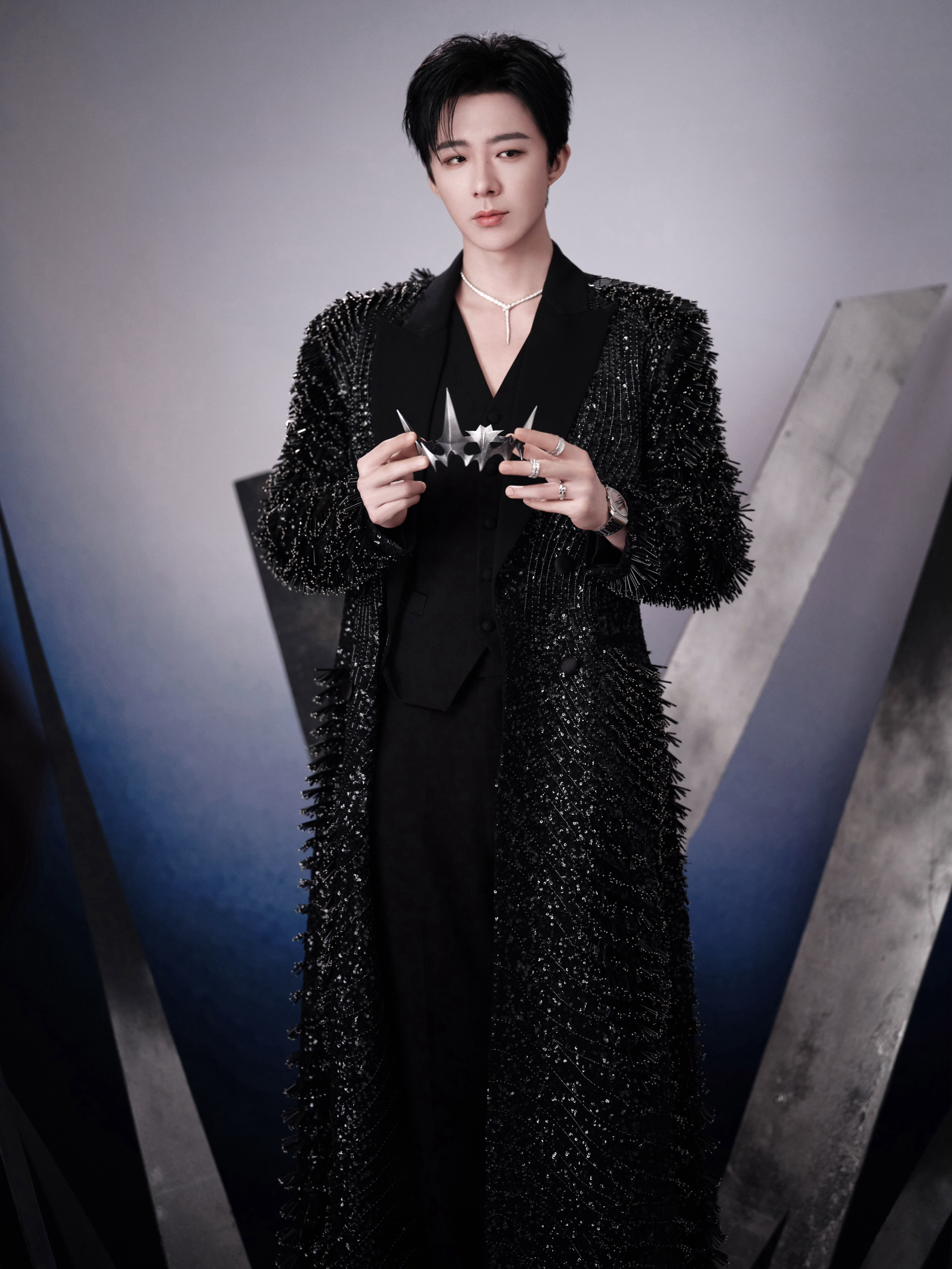 刘宇宁今日出席微博视界大会造型图集，身着Rahul Mishra 2024秋冬系