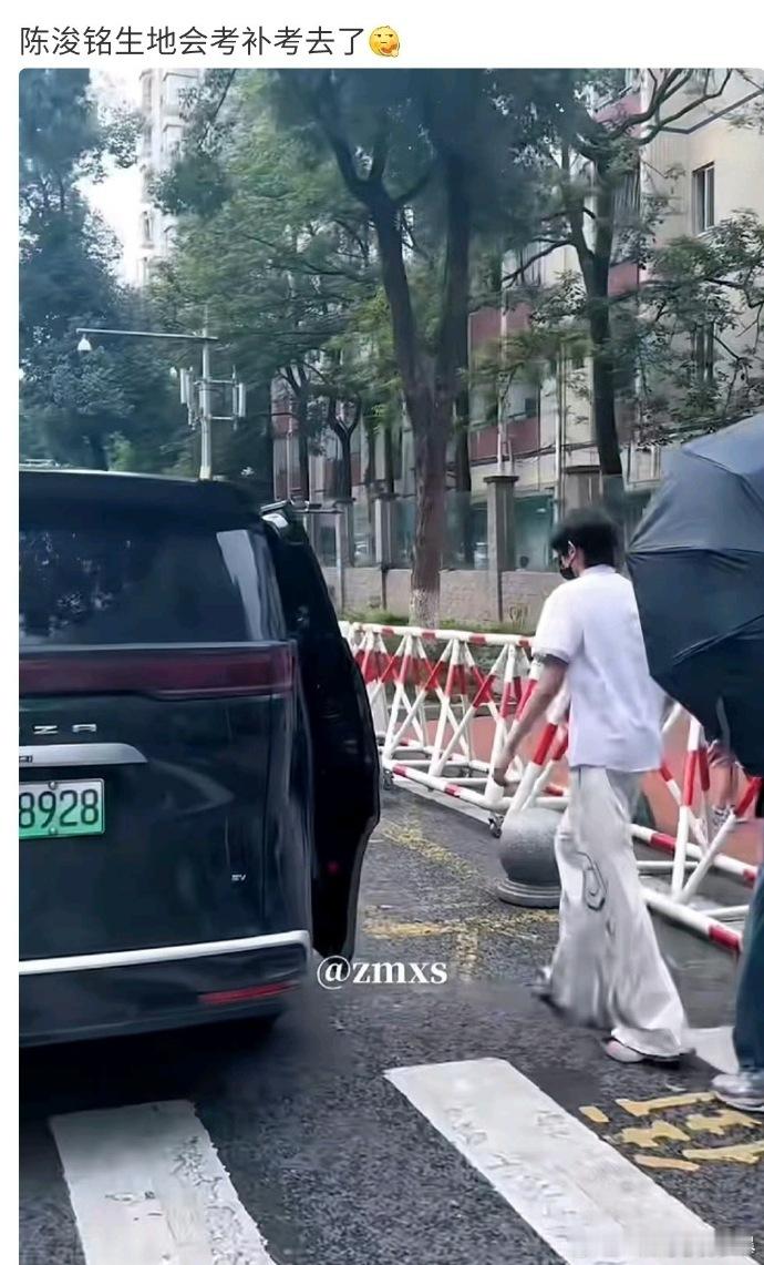 陈浚铭生地会考补考切换考生模式的陈浚铭，奔赴生地会考补考，穿搭朴素充满生活感。在