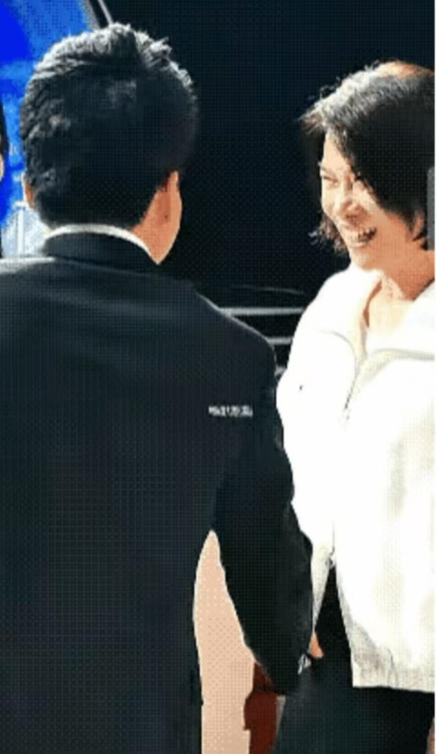 两董同框

电商盛典上，

格力掌门人董明珠与与辉同行董宇辉同框，交流，握手，微