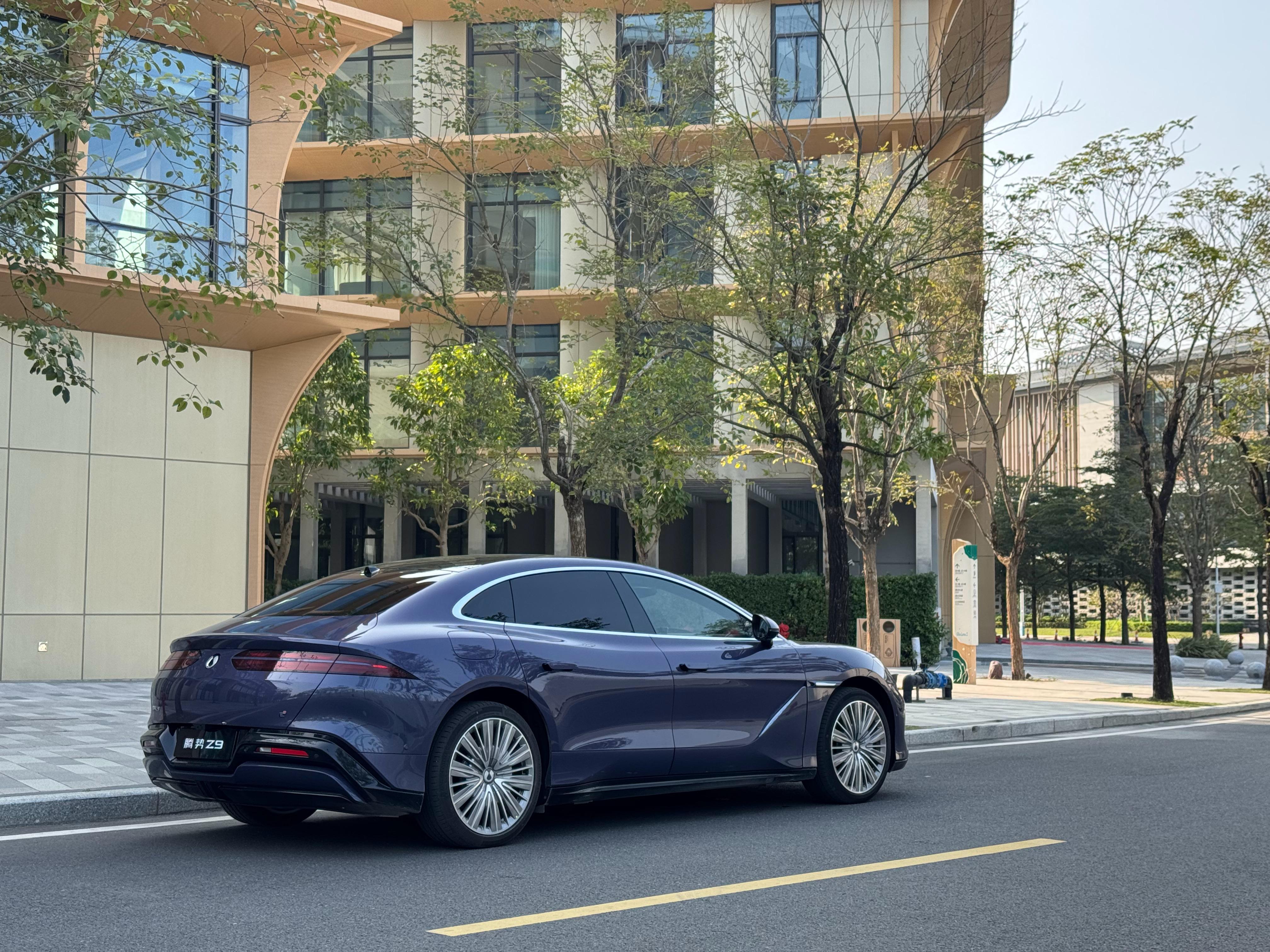 实在没找到好的地方拍车，叫“冬瓜”帮我把这里清场了，慢慢拍。 