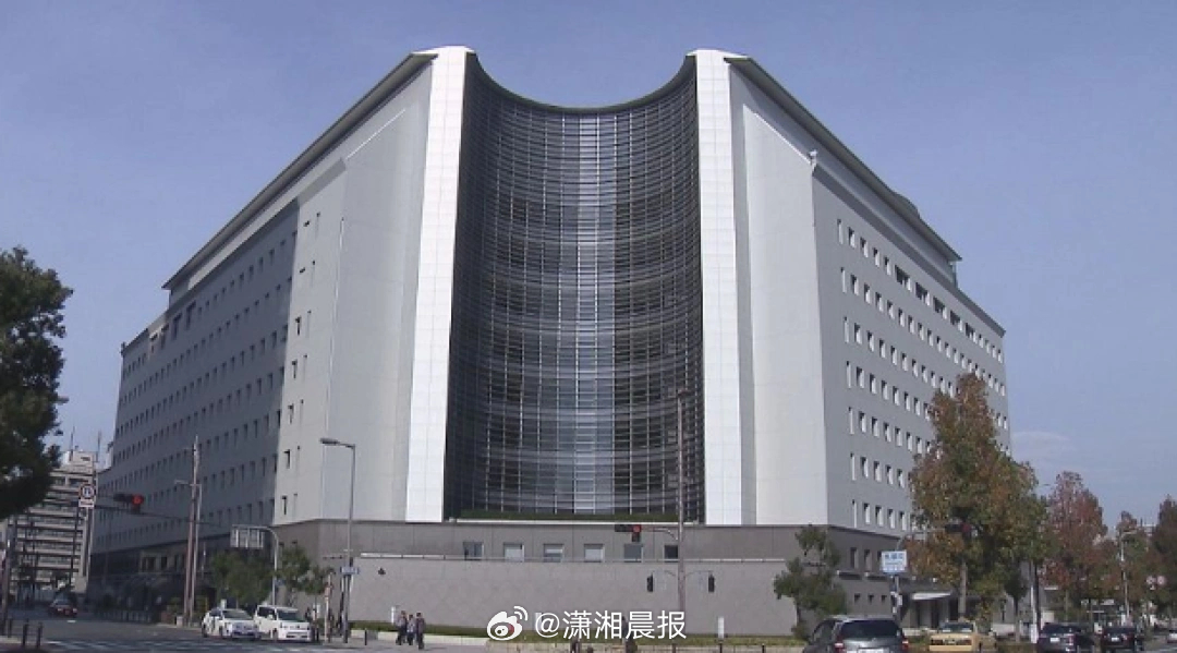 【#印尼19岁实习生尾随女生并夜闯房间#】#印尼实习生尾随女生称对其身体感兴趣#