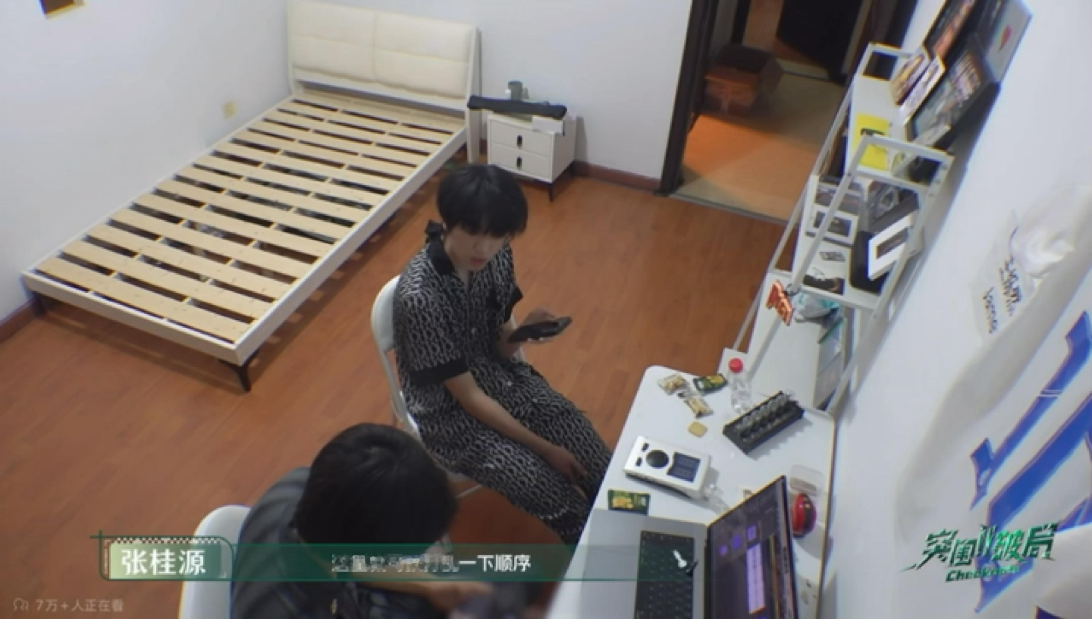 果然工作的男人最帅气啊别人都围在那边吃东西突突突这人一坐下又开始拿着电脑工作了好