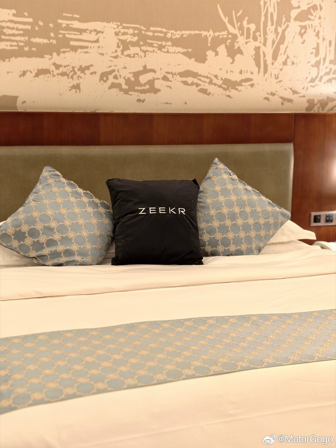 过来敦煌参加极氪 8X 的试驾，房间满满的仪式感。这个房间的卡套很漂亮，有喜欢的