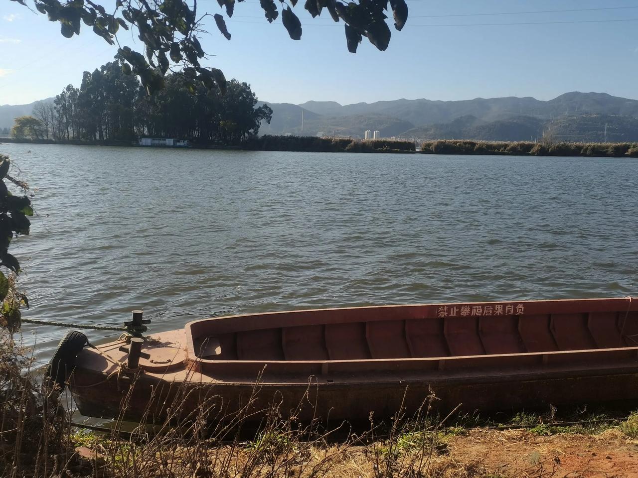 我在想昆明市内要是有这么宽点的一条长二十公里的江那又肯定是不一样啊！但是在海拔1