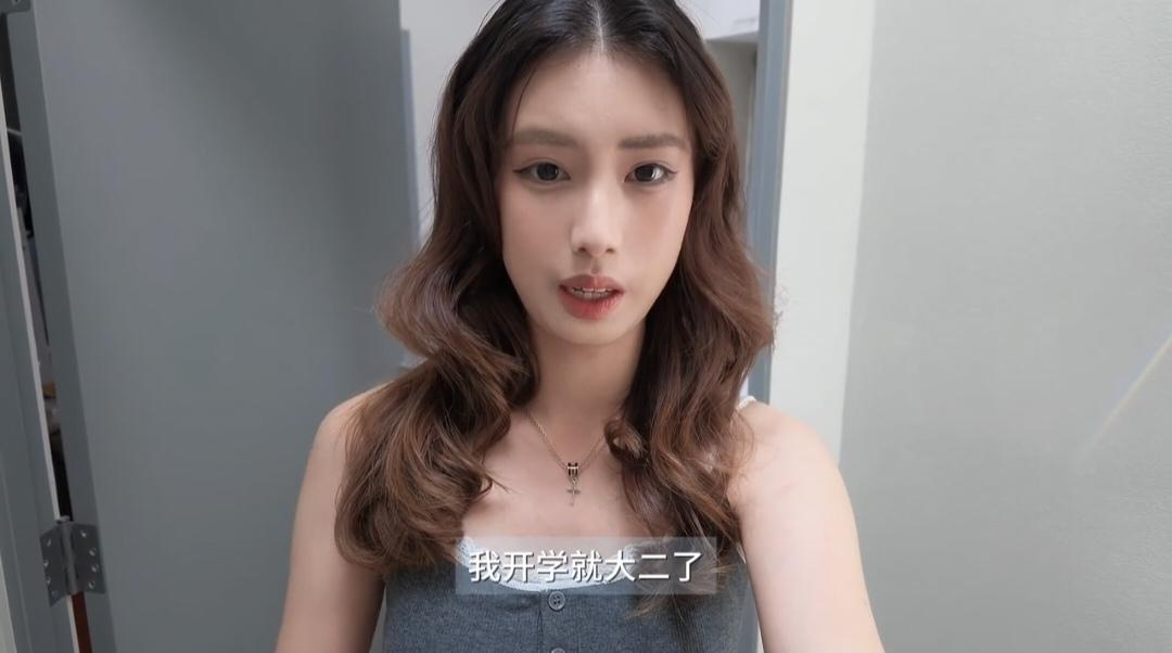 冯小刚女儿徐朵国外留学要搬新宿舍了，
徐帆全程陪同，
给女儿搬家，铺床……

徐