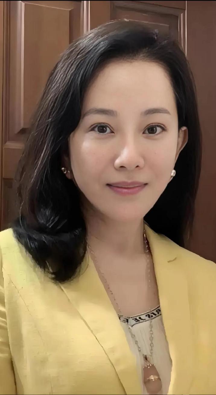 邱于庭，中国台湾女演员，早年是广告模特，签约中视。她自带温婉古典气质，凭《包青天