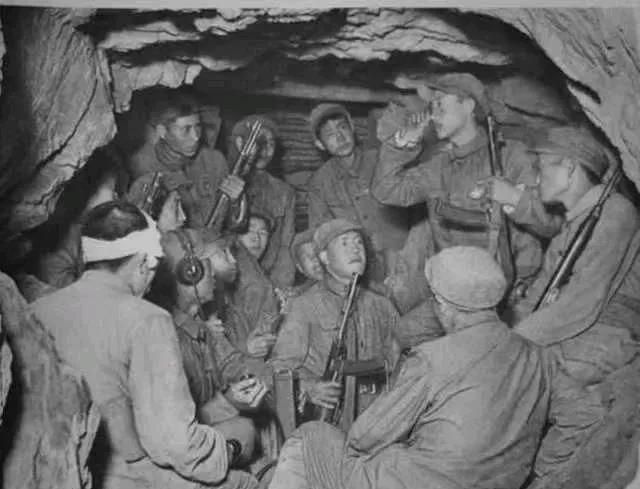 1951年5月27日， 180师 突围失败，15名战士抢敌军物资挖山洞过冬，在这