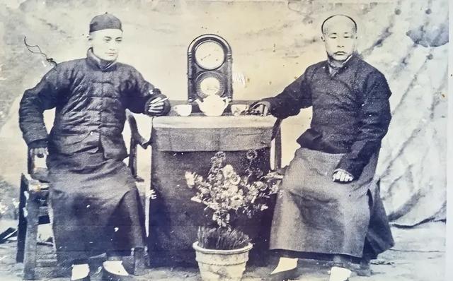 1909年，41岁的霍元甲（右）与友人合影；霍元甲，天津静海人，武师家庭出身，自