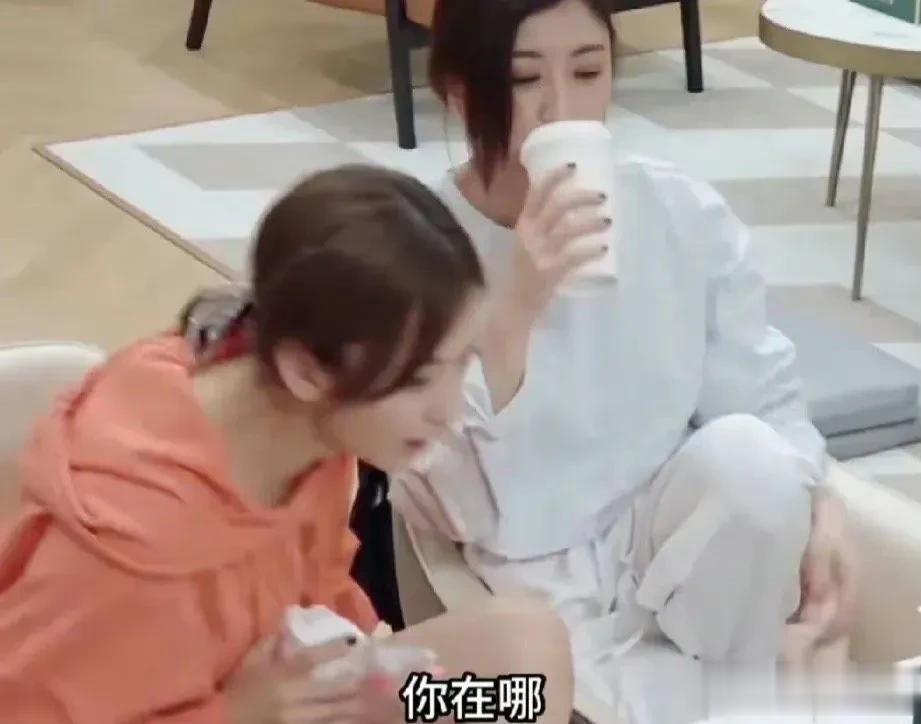 节目中，贾静雯正在和老公修杰楷视频，电话刚接通，一旁的陈意涵就凑了过来，直言：“