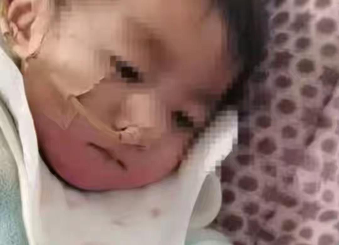 才两岁多的小娃娃，正是啥都不懂爱乱抓东西吃的年纪，家里那个下水道疏通剂这种要命的