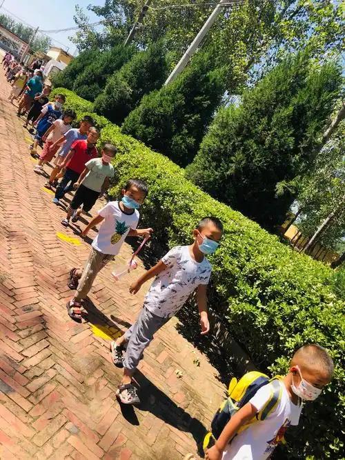 80后及以前的孩子，上学不需要大人接送。
       我是60后，上学时不用大