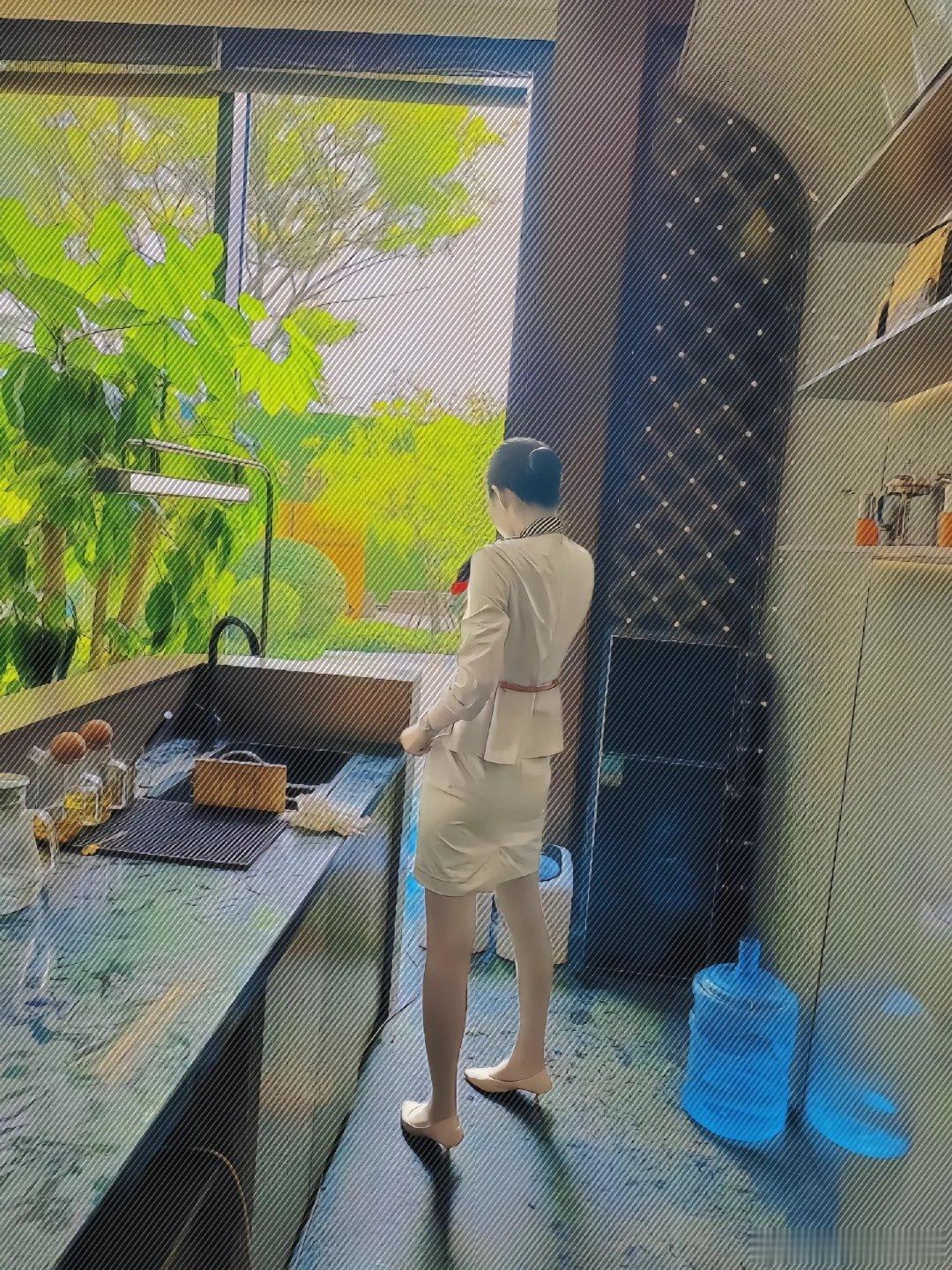 “他有钱，就用他的钱，他有人脉，就用他的人脉，他身体强壮就用他的身体，别整天爱不