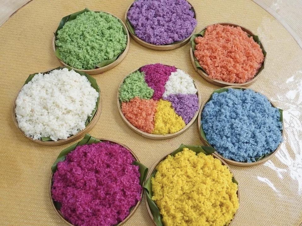 中国🇨🇳
西双版纳•七彩糯米饭饭
有一种色彩斑斓的米饭，把花草植物的颜色和功
