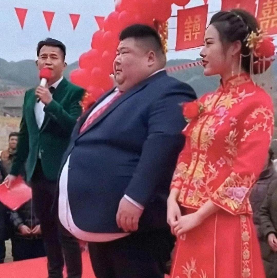 这场婚礼看完，心里感慨万千！
 
新郎看着身形壮实，身旁的新娘端庄漂亮，长相特别
