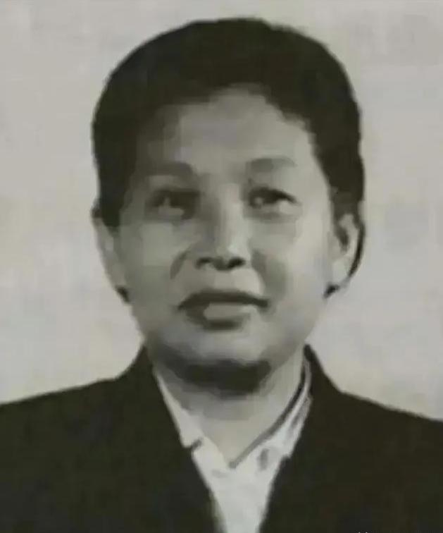1939年， 女战士徐敏准备去如厕，突然被一壮汉抱到了床榻上，对方捂住了她的嘴巴