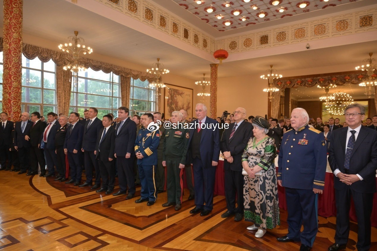 官图出来了，蟹教授好像真是一个人去的。算了顺便嗑一下米哈伊洛娃和她老公吧
