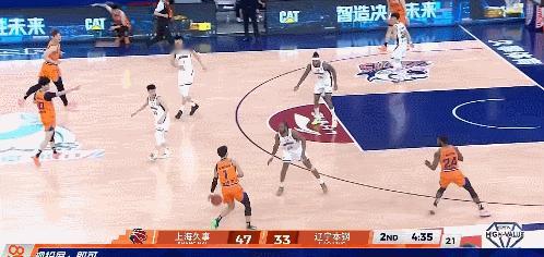 上海男篮vs辽宁男篮 李添荣和弗格直接一波给辽宁投崩了，分差直接拉到20分。辽宁