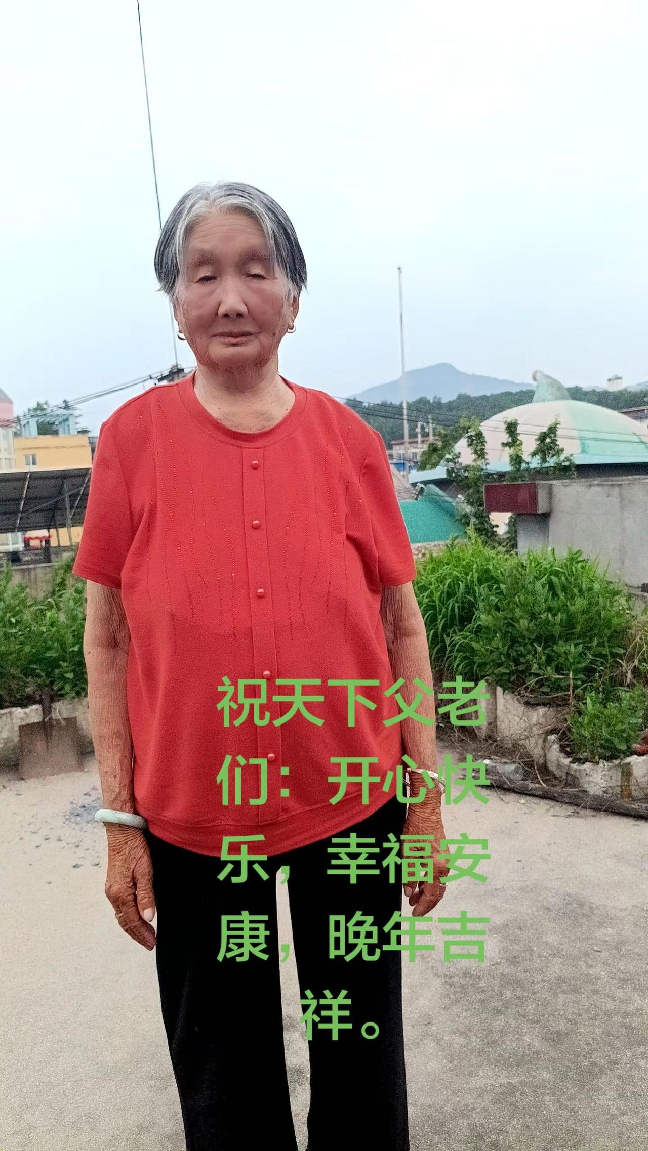 朴实的农村妇女 老妈的菜园美得像画一样 朴素的农村人 地地道道的农村大妈 记忆中