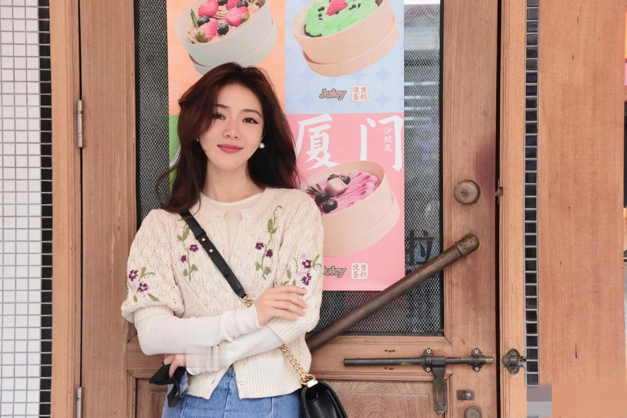 邓家佳现身重庆街头，打扮青春靓丽、甜美可人，完全不像40岁的人啊！身穿白色针织毛