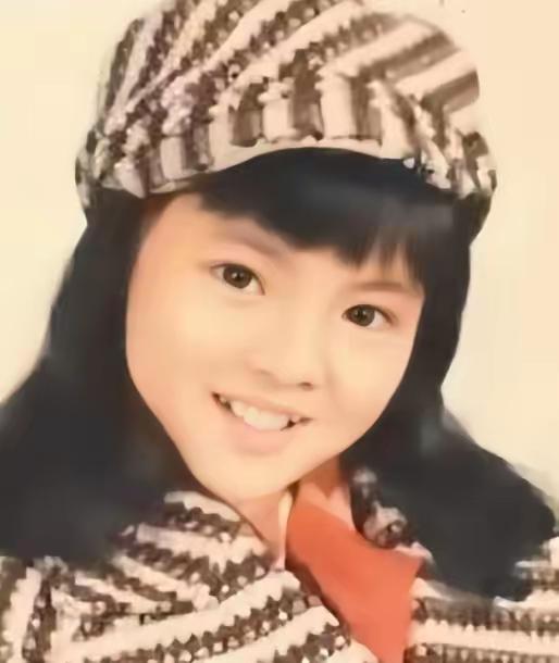 1975年，一个容貌娇俏的13岁少女被自己的奶奶带进一家私人诊所，注射了一剂“抑