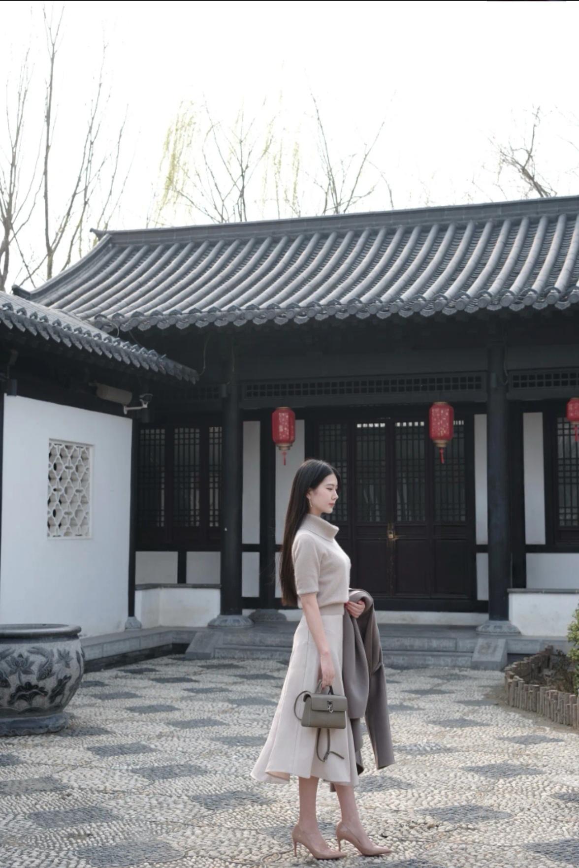 优雅漫步古风庭院，感受传统与现代的交融。