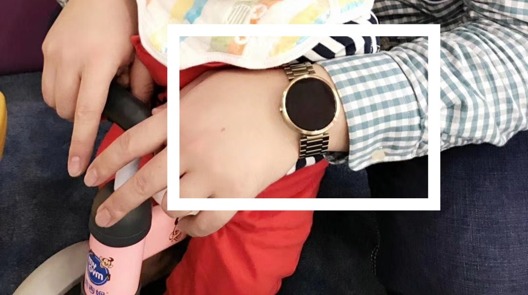 昨天无意中翻了翻之前的照片，发现智能手表，还是金属表链好看，当年从美国亚马逊买的