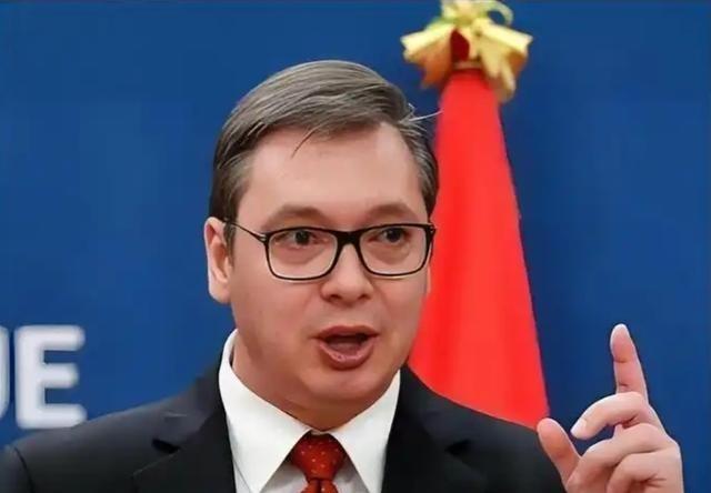 武契奇要辞总统位？西方香槟刚开，转头发现权力中枢仍绕不开他。
巴尔干半岛的风，向