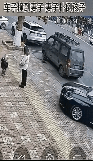 拿车辆跟妻子开玩笑，这个男子的脑回路有问题，也许他过高的估计了自己的车技，也许他
