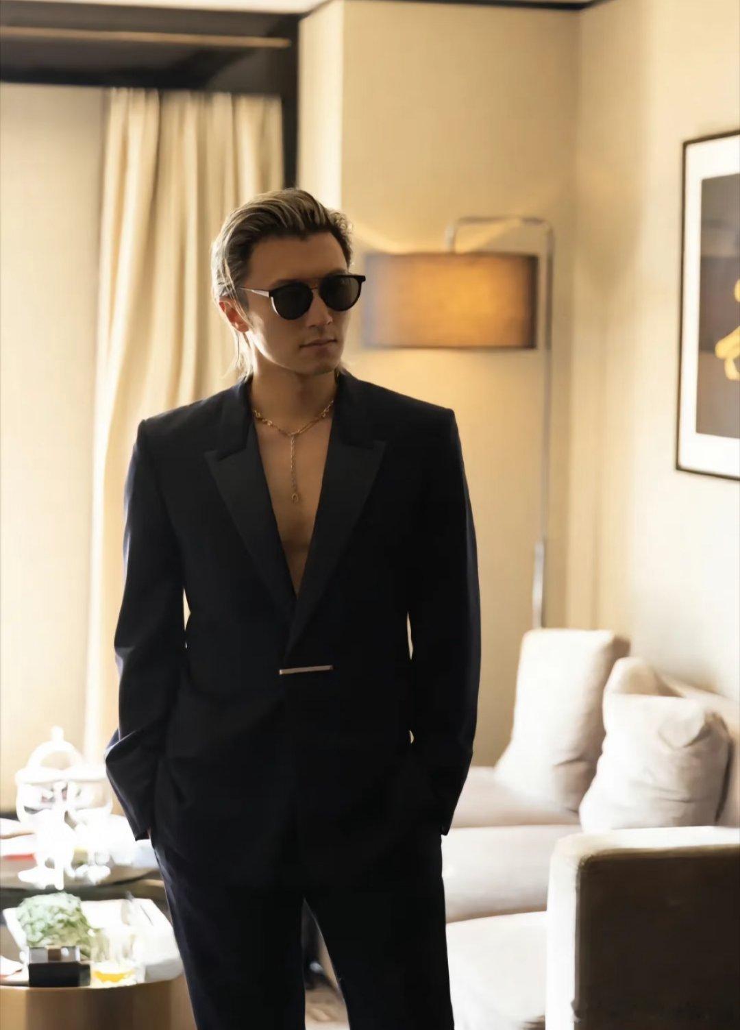 谢霆锋戏里是狠人戏外是锦鲤谢霆锋的骨相里藏着港圈黄金时代 电影里的狠劲与戏外的红