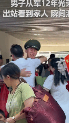 不管多大在妈妈眼里都是孩子！广西一男子在部队当兵12年终于可以回家了，刚下火车走