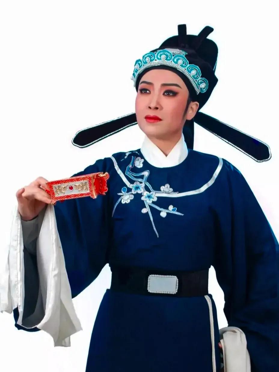 方圆天地，为头条联友对联：
修身立德行千里，
向善怀仁利众生。