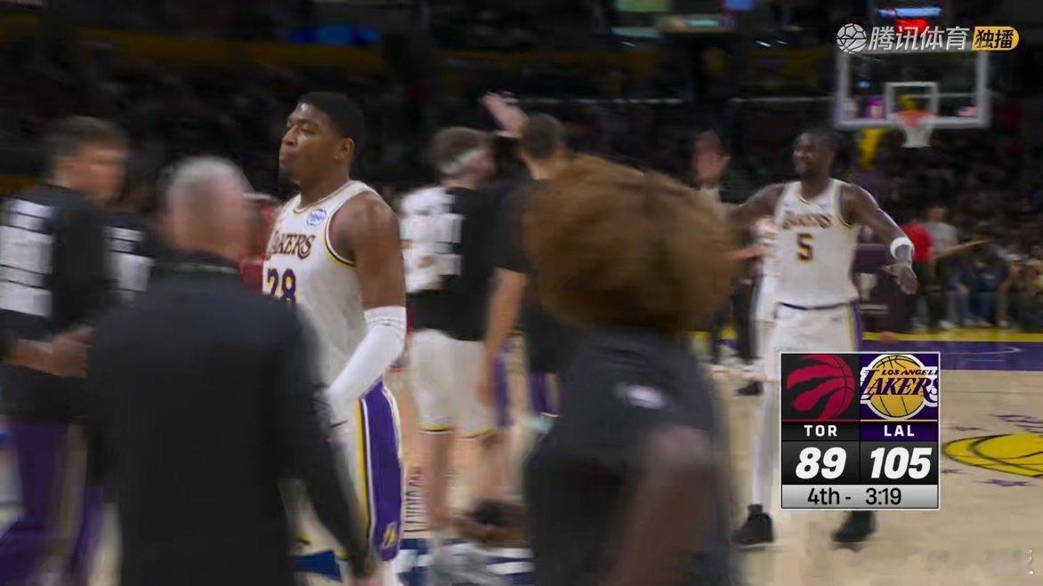 湖人掌管了第四节，领先16分进入暂停！猛龙vs湖人