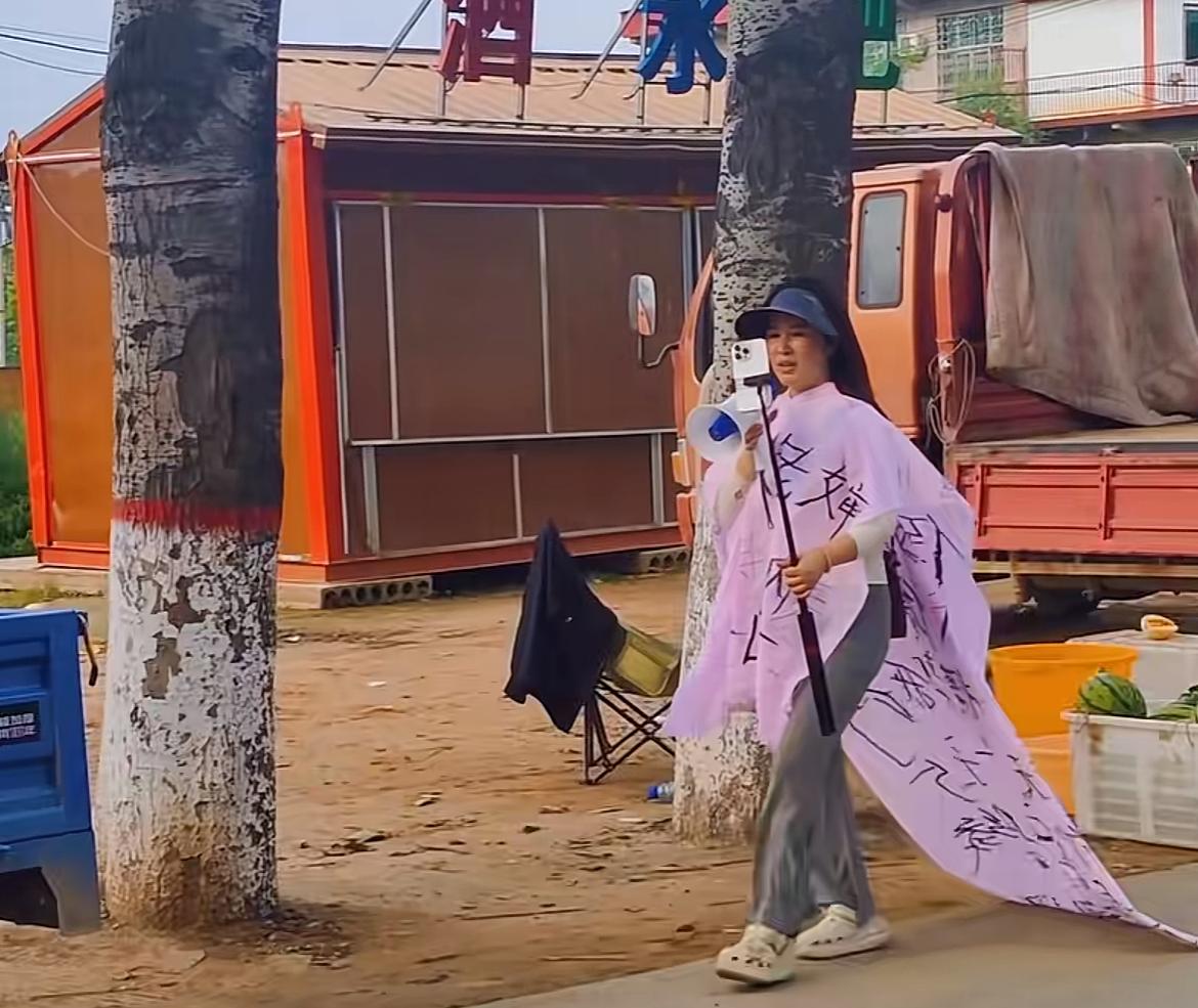表叔爱上表侄女（没有血缘关系）！
河北任丘上演“大瓜”，一位看起来比较年轻的女子