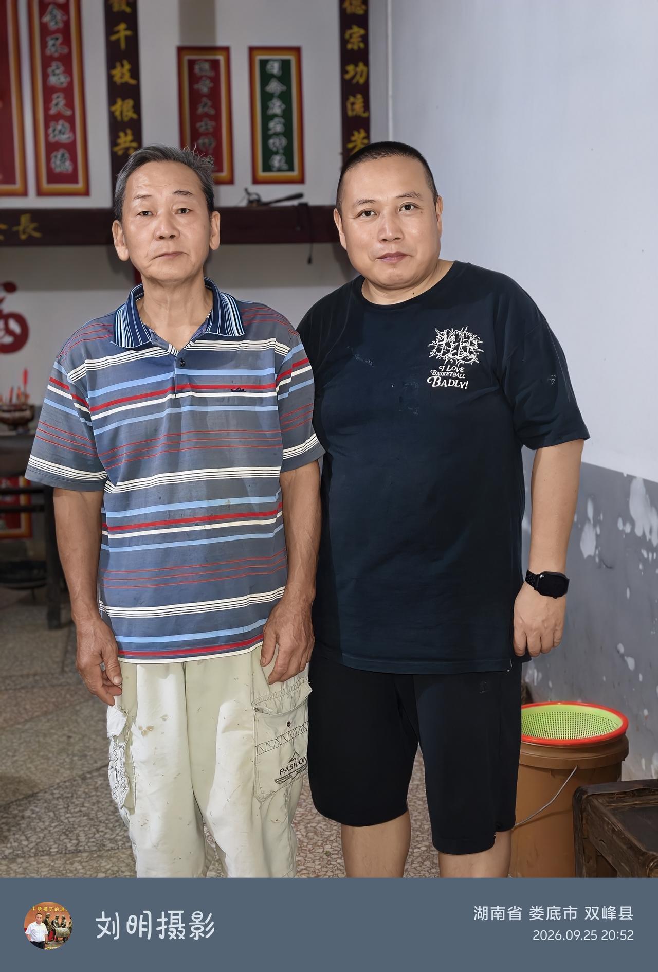 昨天是中秋佳节，我们在湖南双峰乡下度过，我还和岳父等亲友喝了2012年的内参酒，