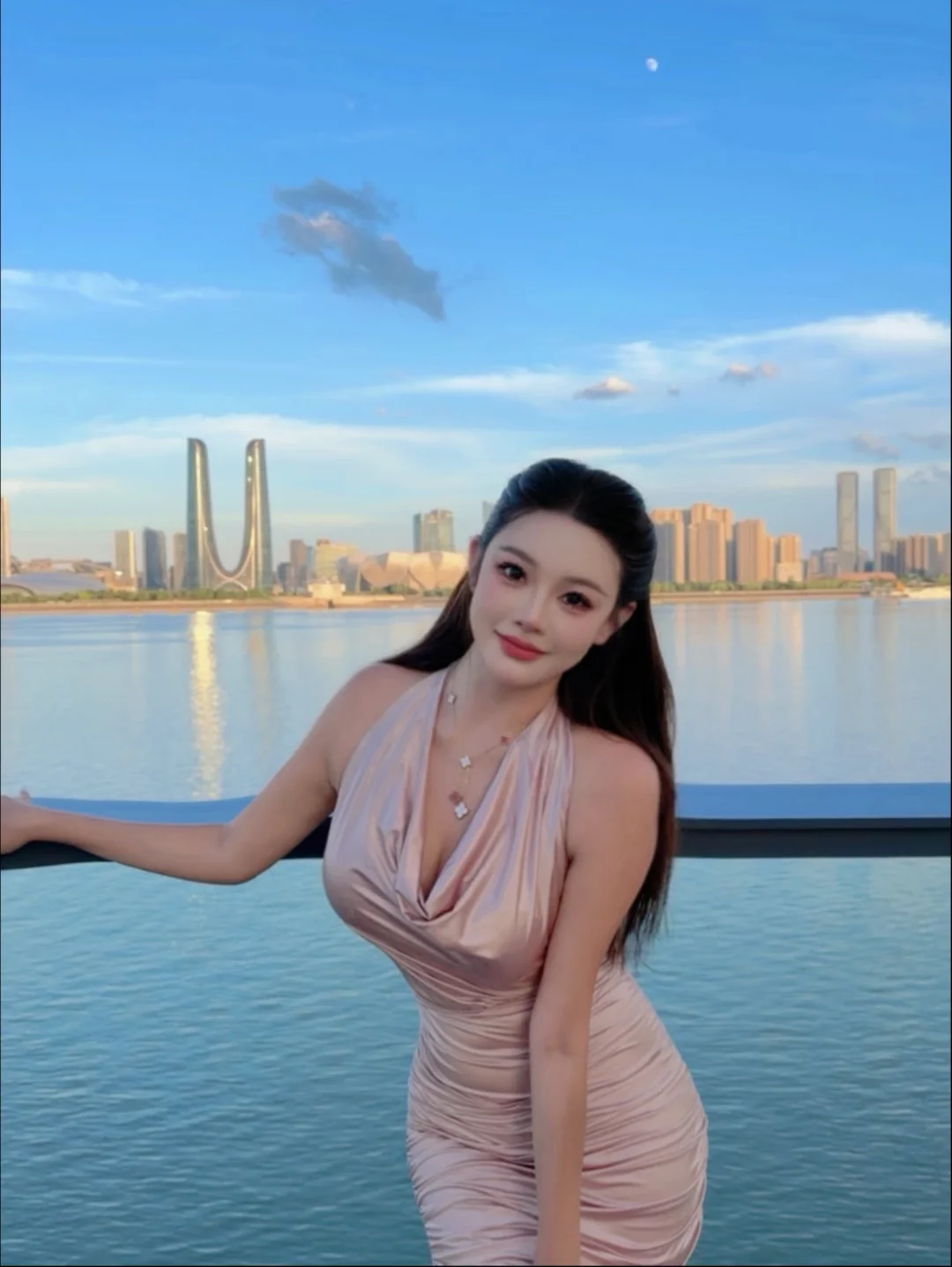 赴一场杭州的黄昏之约｜把温柔藏进江风里 	 漫步钱江新城，落日漫过钱塘...